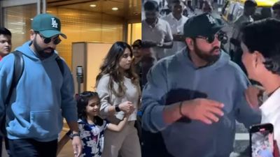 रोहित शर्मा पत्नी-बेटी समेत अमेरिका से भारत लौटे, एयरपोर्ट पर साथ चल रहे शख्स ने सेल्फी लेने आए फैंस को दिया धक्का, देखें वीडियो मुंबई एयरपोर्ट पर अपनी पत्नी और बेटी संग रोहित शर्मा