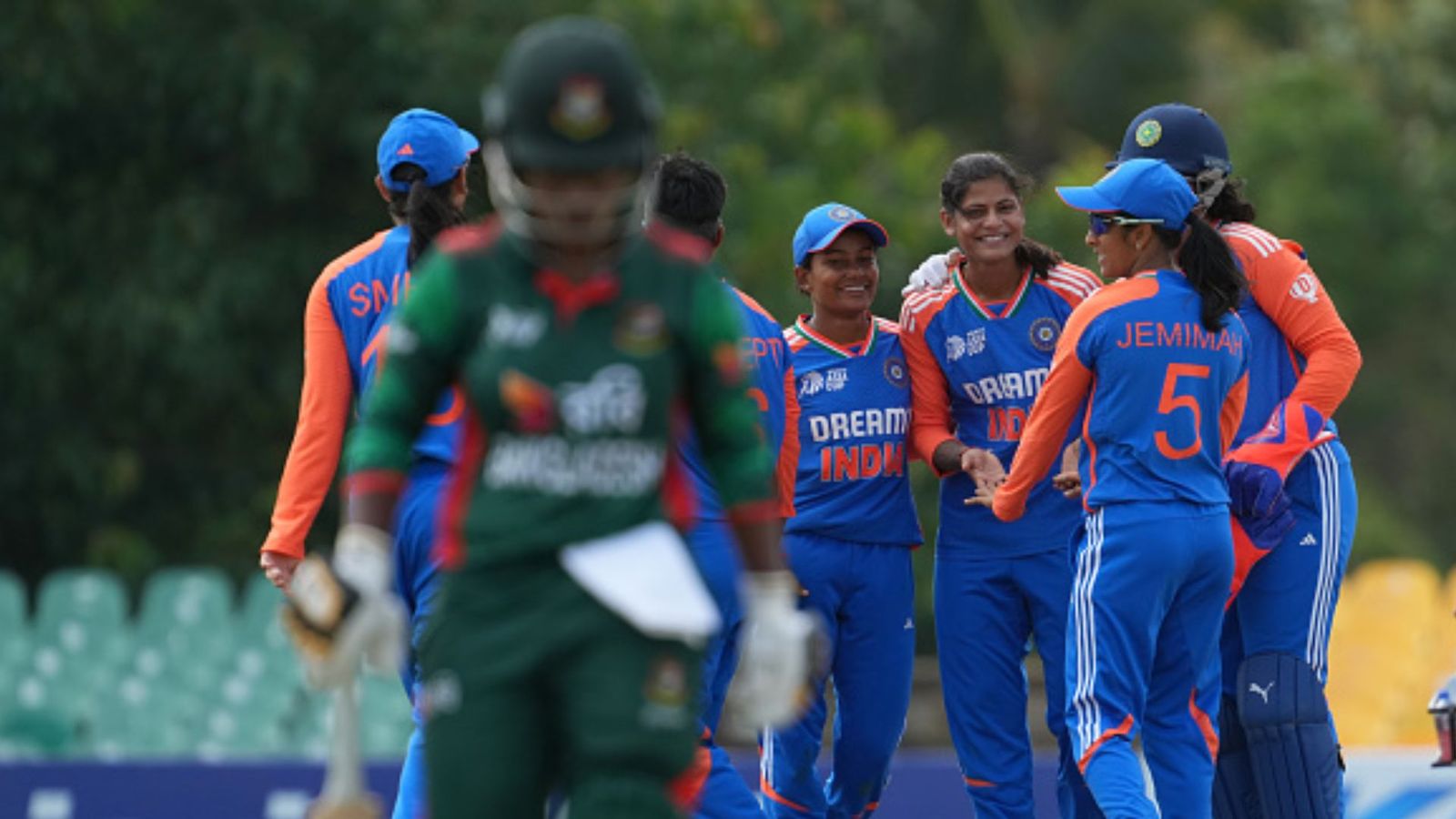 IND vs BAN : रेणुका और राधा की कहर गेंदबाजी से टीम इंडिया ने लगातार नौवीं बार फाइनल में बनाई जगह, सेमीफाइनल में बांग्लादेश को 10 विकेट से रौंदा IND vs BAN : रेणुका और राधा की कहर गेंदबाजी से टीम इंडिया ने लगातार नौवीं बार फाइनल में बनाई जगह, सेमीफाइनल में बांग्लादेश को 10 विकेट से रौंदा