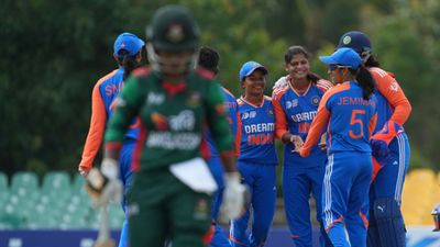 IND vs BAN : रेणुका और राधा की कहर गेंदबाजी से टीम इंडिया ने लगातार नौवीं बार फाइनल में बनाई जगह, सेमीफाइनल में बांग्लादेश को 10 विकेट से रौंदा बांग्लादेश के सामने विकेट लेने के बाद साथी खिलाड़ियों संग जश्न मनाती राधा यादव