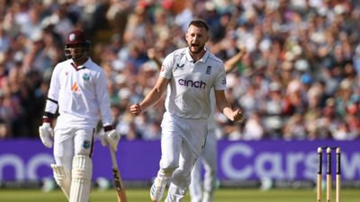 ENG vs WI : एटकिंसन और वोक्स ने बर्मिंघम में ढाया कहर, इंग्लैंड ने वेस्टइंडीज को 282 पर समेट पहले दिन कसा शिकंजा  ENG vs WI तीसरे टेस्ट मैच में विकेट लेने के बाद जोश में गस एटकिंसन