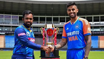 IND vs SL : श्रीलंका ने जीता टॉस, सूर्यकुमार यादव की कप्तानी में ये 4 खिलाड़ी बैठे बाहर, जानिए दोनों टीमों की Playing XI टी20 सीरीज की ट्रॉफी के साथ चरित असलंका और सूर्यकुमार यादव