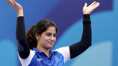 Manu Bhaker : मनु भाकर ने भगवद् गीता पढ़कर जीता ओलिंपिक मेडल, मां के सिखाए इस श्लोक से बढ़ाया भारत का गौरव, जानिए पूरी कहानी पेरिस ओलिंपिक में कांस्य पदक जीतने के बाद मनु भाकर