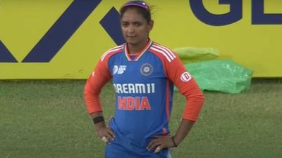 IND vs SL : महिला एशिया कप 2024 के फाइनल में श्रीलंका से हार के बाद हरमनप्रीत कौर का फूटा गुस्सा , कहा - मेरी टीम ने... महिला एशिया कप 2024 के फाइनल मैच के दौरान निराश हरमनप्रीत कौर