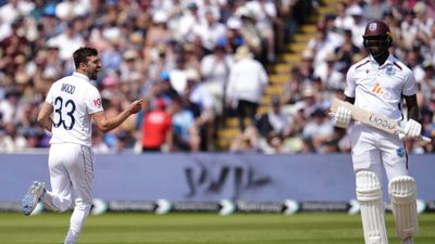 ENG vs WI : मार्क वुड के 'पंजे' से इंग्लैंड ने 10 विकेट से जीता तीसरा टेस्ट, वेस्टइंडीज का सीरीज में हुआ सूपड़ा साफ़  ENG vs WI टेस्ट मैच के दौरान विकेट लेने के बाद मार्क वुड