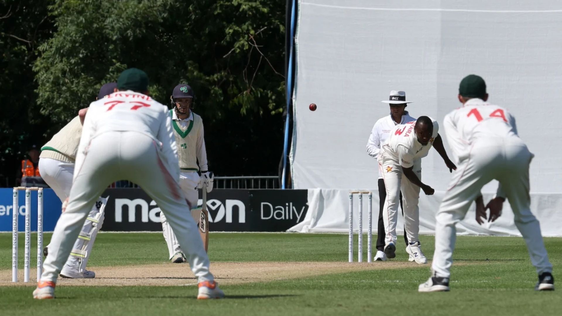 IRE vs ZIM: अजब-गजब फील्डिंग! चौका बचाने गए फील्डर ने बाउंड्री से पहले रोकी गेंद फिर भी बैटिंग टीम को मिल गए 5 रन, Video से जानिए पूरा मामला