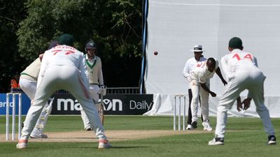 IRE vs ZIM: अजब-गजब फील्डिंग! चौका बचाने गए फील्डर ने बाउंड्री से पहले रोकी गेंद फिर भी बैटिंग टीम को मिल गए 5 रन, Video से जानिए पूरा मामला आयरलैंड और जिम्बाब्वे का इकलौता टेस्ट बेलफास्ट में खेला गया.