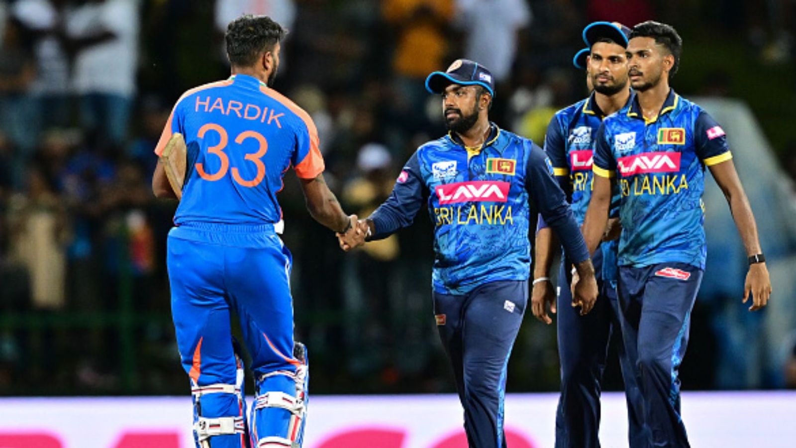 IND vs SL : भारत से हार के बाद श्रीलंकाई कप्तान ने बल्लेबाजों को जमकर सुनाया, कहा - हमें हर हाल में अब... IND vs SL : भारत से हार के बाद श्रीलंकाई कप्तान ने बल्लेबाजों को जमकर सुनाया, कहा - हमें हर हाल में अब...