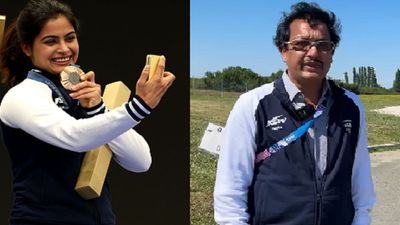 Paris Olympics 2024: एक फोन ने कैसे बदली मनु भाकर और उनके कोच की किस्मत? ऐतिहासिक मेडल के बाद जसपाल राणा ने खुद किया खुलासा, Video ओलिंपिक मेडल के साथ मनु भाकर और (दाएं ) उनके कोच जसपाल राणा