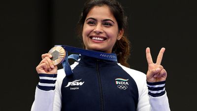 Paris Olympics 2024: मनु भाकर ने रचा इतिहास, एक ओलिंपिक में दो मेडल जीतने वाली पहली भारतीय बनीं, सरबजोत के साथ मिलकर भारत को दिलाया दूसरा कांस्य मनु भाकर ने जीता दूसरा ब्रॉन्ज