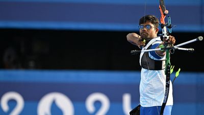 Paris Olympic Archery : करीब 18 मिलीमीटर की दूरी से टूटा तीरंदाज धीरज का सपना, जानिए कैसे शूटऑफ में बराबर अंक के बावजूद मिली हार ? Paris Olympic में स्पर्धा के समय निशाना साधते धीरज बोम्मादेवरा