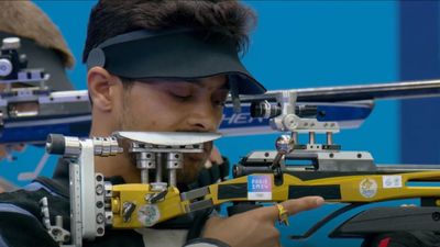 Swapnil Kusale: भारत को Paris Olympic में तीसरा मेडल दिलाने वाले स्वप्निल कुसाले कौन हैं? कभी पिता ने लोन लेकर खरीदी थी गोलियां स्वप्निल कुसाले ने पेरिस ओलिंपिक में भारत को तीसरा मेडल दिलाया.