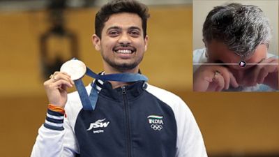 Paris Olympics 2024: स्वप्निल कुसाले के ऐतिहासिक मेडल जीतने के बाद लाइव टीवी पर फूट-फूटकर रोए गगन नारंग, बोले- बुलेट्स की कमी थी, लेकिन... स्वप्निल कुसाले के मेडल जीतने पर गगन नारंग लाइव शो में रो पड़े