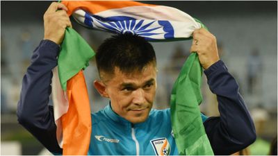 'सच बताने पर लोग शायद मुझे मार दें', पेरिस ओलिंपिक में भारतीय एथलीट्स के खराब प्रदर्शन पर सुनील छेत्री का धमाकेदार बयान भारतीय झंडे के साथ सुनील छेत्री