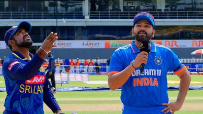 IND vs SL, 1st ODI: श्रीलंका के खिलाफ काली पट्टी बांधकर मैदान पर क्यों उतरी रोहित शर्मा की टीम इंडिया? जानें पूरा मामला टॉस के वक्त रोहित शर्मा