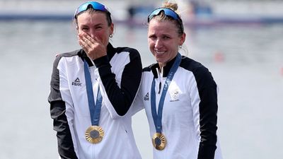 मां बनने के बाद Paris Olympics 2024 में उतरी तीन खिलाड़ी, गोल्ड और सिल्वर जीत दुनियाभर में मचाया तहलका गोल्ड मेडल जीतने के बाद न्यूजीलैंड की लुसी स्पूर्स-ब्रुक फ्रांसिस