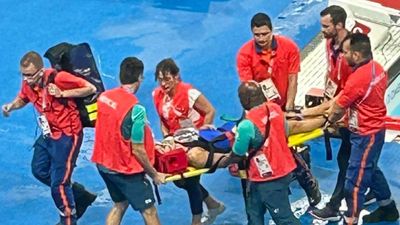 Paris Olympics में खतरे में पड़ी महिला स्विमर की जान, क्वालीफाइंग हीट के बाद पूल से बाहर निकलते गिरी पोटोस्का , जानें पूरा मामला तमारा पोटोस्का को पूल डेक से बाहर ले जाते चिकित्सा सहायक