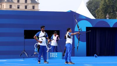 Paris Olympics 2024: भारतीय आर्चरी टीम का धमाका, स्पेन को मात देकर सेमीफाइनल में बनाई जगह आर्चरी के दौरान एक्शन में अंकिता और धीरज