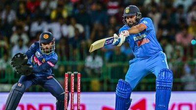 IND vs SL : रोहित शर्मा बने 15 हजारी और सचिन तेंदुलकर के क्लब में बनाई जगह, ऐसे करने वाले बने दुनिया के पहले बल्लेबाज  IND vs SL मैच में बल्लेबाजी के दौरान रोहित शर्मा