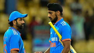 टाई के बाद रोहित शर्मा ने भारतीय बल्लेबाजों की जमकर लगाई क्लास, बोले- आप पिच पर जाकर... पवेलियन की तरफ जाते हुए अर्शदीप से हाथ मिलाते रोहित शर्मा