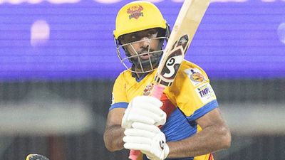 आर अश्विन ने बैटिंग से बरपाया कहर, 14 चौके-छक्कों के सहारे 30 गेंद में खेली तूफानी पारी, 9 विकेट से जिताकर टीम को फाइनल में पहुंचाया आर अश्विन TNPL 2024 में डिंडिगुल ड्रेगन्स के कप्तान हैं.