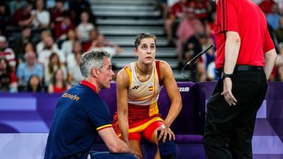 Paris Olympic: बैडमिंटन स्टार कैरोलिना मारिन सेमीफाइनल से बाहर, पहला गेम जीतने के बाद लगी चोट, कोर्ट पर फूट-फूटकर रोईं कैरोलिना मारिन को चोट के चलते पेरिस ओलिंपिक का सेमीफाइनल मैच छोड़ना पड़ा.