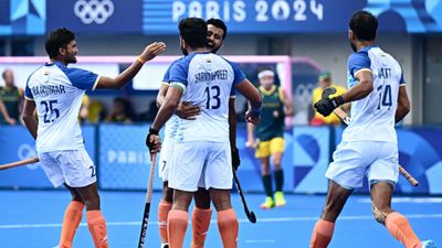 Paris Olympic Hockey : सेमीफाइनल में भारत की विरोधी टीम तय, फाइनल में जाने के लिए अब इस धाकड़ टीम को धूल चटानी होगी Paris Olympic में एक मैच में जीत के बाद भारतीय हॉकी टीम के खिलाड़ी