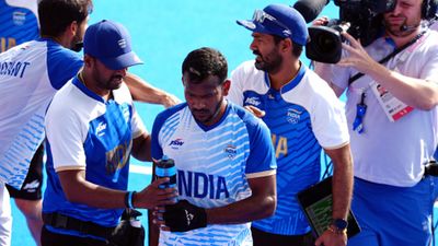 Paris Olympics : भारतीय हॉकी टीम पर आया बड़ा संकट, ओलिंपिक के सेमीफाइनल मैच से बाहर हो सकते हैं अमित रोहिदास, जानिए क्या है मामला ? Paris Olympics में रेड कार्ड मिलने के बाद बाहर जाते अमित रोहिदास