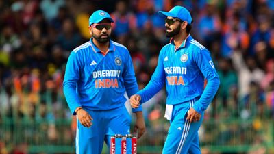 'विराट कोहली से आगे हैं टीम इंडिया के कप्तान रोहित शर्मा', पूर्व पाकिस्तानी खिलाड़ी ने क्यों कहा ऐसा ? IND vs SL सीरीज में मैच के दौरान विराट कोहली और रोहित शर्मा