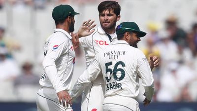 बड़ी खबर: बांग्लादेश के खिलाफ टेस्ट सीरीज के लिए पाकिस्तान स्क्वॉड का ऐलान, इमाम उल हक समेत पांच बड़े खिलाड़ी बाहर शान मसूद, शाहीन अफरीदी (बीच में) और बाबर आजम