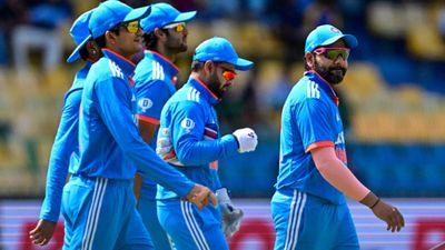 IND vs SL: सीरीज हार के बाद बुरी तरह भड़के रोहित शर्मा, कहा- टीम और खिलाड़ियों में होंगे बदलाव, ये मजाक है... खिलाड़ियों के साथ मैदान पर उतरते रोहित शर्मा