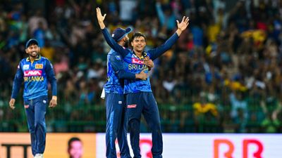 IND vs SL: डुनिथ वेल्लालगे ने रचा इतिहास, 10 विकेट लेने वाले बने दुनिया के पहले गेंदबाज, भारतीय बल्लेबाजों के उड़े होश विकेट लेने के बाद जश्न मनाते डुनिथ वेल्लालागे