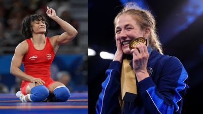 Paris Olympics: विनेश फोगाट के डिस्क्वालीफिकेशन के बाद अमेरिकी पहलवान ने जीता गोल्ड, फिर भारतीय स्टार के बाहर होने पर दिया बड़ा बयान विनेश फोगाट (बाएं), ओलिंपिक गोल्ड के साथ सारा हिल्डेब्रांट (दाएं)