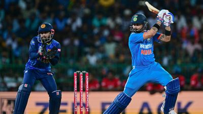 श्रीलंकाई विकेटकीपर ने विराट कोहली से की स्पेशल गिफ्ट की डिमांड, मैच के बाद ड्रेसिंग रूम से बाहर आकर कोहली ने पूरी की ख्वाहिश, VIDEO मैच के दौरान शॉट खेलते विराट कोहली