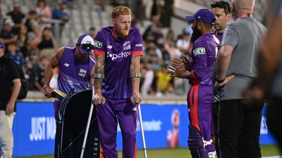 ENG vs SL: इंग्लैंड की टीम को सबसे बड़ा झटका, बेन स्टोक्स को लगी भयंकर चोट, इतने महीनों के लिए हुए मैदान से बाहर बैसाखी के सहारे बेन स्टोक्स