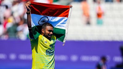 'हम जर्मनी नहीं है कि 60 मिनट तक एक गोल बचा सके', डबल ओलिंपिक मेडलिस्ट पीआर श्रीजेश का बेबाक बयान, बोले- मुझे कहना नहीं चाहिए, मगर... पेरिस ओलिंपिक में ब्रॉन्ज मेडल मैच जीतने के बाद जश्न मनाते पीआर श्रीजेश