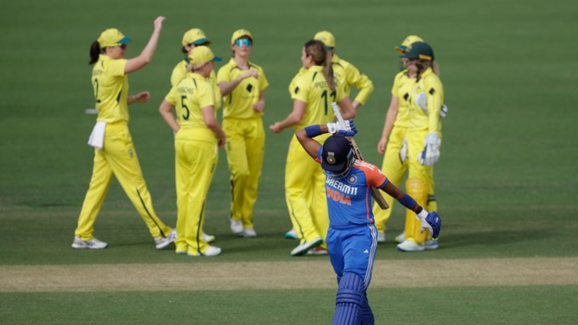 IND W vs AUS W: ऑस्ट्रेलिया से नहीं जीत पा रही भारतीय टीम, लगातार 5वें मैच में मिली शिकस्त, 23 साल की खिलाड़ी के शतक ने डुबोई नैया भारतीय ए महिला टीम को ऑस्ट्रेलिया से फिर हार मिली.