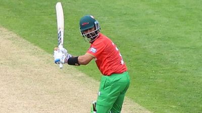 Ajinkya Rahane : दलीप ट्रॉफी से बाहर रहने वाले अजिंक्य रहाणे का गरजा बल्ला, 70 रनों की ताबड़तोड़ पारी से टीम को पहुंचाया सेमीफाइनल, देखें Video इंग्लैंड में मैच के दौरान शॉट खेलते अजिंक्य रहाणे (फोटो क्रेडिट - एक्स सोशल मीडिया)