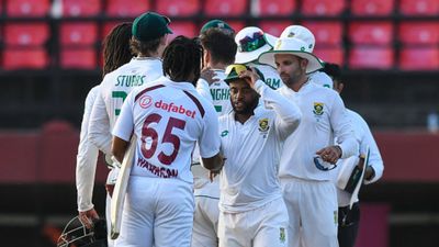 WI vs SA : साउथ अफ्रीका ने दिखाया दस का दम, वेस्टइंडीज के खिलाफ लगातार जीती 10वीं टेस्ट सीरीज, दूसरे मैच में 40 रन से कैरेबियाई टीम को दी मात  वेस्टइंडीज के खिलाफ जीत के बाद खिलाड़ी से हाथ मिलाते साउथ अफ्रीकी कप्तान टेम्बा बवुमा
