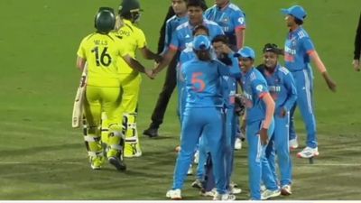 IND vs AUS: 4 रन में गिरे 5 विकेट, 20 साल की भारतीय बॉलर के जाल में उलझकर औंधे मुंह गिरा ऑस्ट्रेलिया, 171 रन से मिली करारी हार इंडिया ए महिला टीम ने ऑस्ट्रेलिया को तीसरे वनडे में हराया.