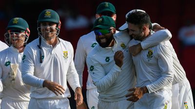 SA vs WI: साउथ अफ्रीकी स्पिनर केशव महाराज ने रचा इतिहास, ऐसा करने वाले बने देश के पहले स्पिनर विकेट लेने के बाद जश्न मनाते केशव महाराज