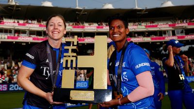 दीप्ति शर्मा ने छक्का जड़ टीम को बनाया चैंपियन, लंदन स्पिरिट ने जीता द हंड्रेड वीमेंस का पहला खिताब द हंड्रेड ट्रॉफी के साथ हीथर नाइट और दीप्ति शर्मा