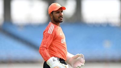 Exclusive: रोहित शर्मा या विराट कोहली? ध्रुव जुरेल किसे मानते हैं अपना आदर्श, बल्लेबाज बोला- मैं भी टीम के भीतर यही करना चाहता हूं विकेटकीपिंग अभ्यास के दौरान ध्रुव जुरेल