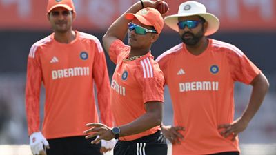 यशस्वी जायसवाल नहीं बल्कि रोहित शर्मा के साथ चैंपियंस ट्रॉफी में इस भारतीय ओपनर को देखना चाहते हैं दिनेश कार्तिक, कहा- ये कॉम्बिनेशन ही सही है प्रैक्टिस के दौरान थ्रो फेंकते यशस्वी जायसवाल