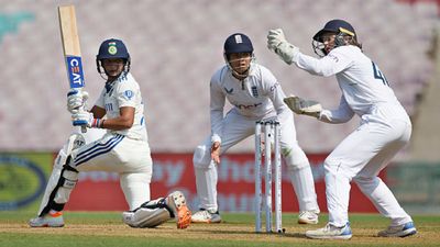 भारत-इंग्लैंड के बीच साल 2026 में खेला जाएगा 'पहला ऐतिहासिक टेस्ट', जानिए क्यों होगा खास डीवाई पाटिल स्टेडियम में इंग्लैंड के खिलाफ टेस्ट मैच में शॉट लगातीं हरमनप्रीत कौर (File Photo: Getty)