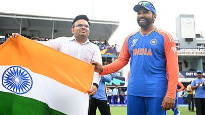 जय शाह ने ICC के तीन बड़े टूर्नामेंट्स को लेकर किया जबरदस्त दावा, कहा- मैं हर किसी को... टी20 वर्ल्ड कप जीतने के बाद बारबाडोस के मैदान पर रोहित शर्मा के साथ तिरंगा गाड़ते हुए जय शाह (PC: Getty)