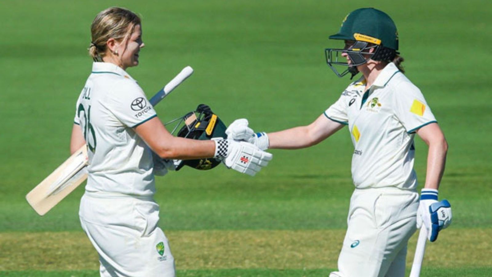 IND vs AUS: टीम इंडिया ने 27 रन में गंवाए 5 विकेट, गंवाया बढ़त का मौका, फिर दिल्ली कैपिटल्स की बॉलर के आगे ऑस्ट्रेलिया के हाथ-पांव फूले, रोमांचक हुआ मुकाबला IND vs AUS: टीम इंडिया ने 27 रन में गंवाए 5 विकेट, गंवाया बढ़त का मौका, फिर दिल्ली कैपिटल्स की बॉलर के आगे ऑस्ट्रेलिया के हाथ-पांव फूले, रोमांचक हुआ मुकाबला