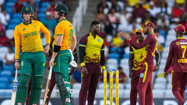 WI vs SA, T20I : जोसेफ-शेफर्ड ने बरपाया कहर, 20 रन में 7 अफ्रीकी बल्लेबाज हुए ढेर, वेस्टइंडीज ने साउथ अफ्रीका को हराकर लगाई सीरीज जीत की हैट्रिक WI vs SA मैच के दौरान साउथ अफ्फ्रीका के बल्लेबाज ट्रिस्टन स्त्बस और एडन मार्करम