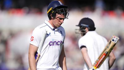 इंग्लैंड के दिग्गज क्रिकेटर ने अपने ही देश के खिलाड़ी की जमकर उड़ाई खिल्ली, कहा-उसकी वजह से टीम के बाकी खिलाड़ी भी... आउट होने के बाद पवेलियन लौटते डैन लॉरेंस