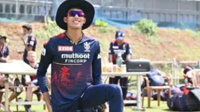 RCB ने जिसे बिना खिलाए टीम से निकाला, उसी ने 95 रनों की तूफानी पारी से मनीष पांडेय की टीम को दिलाया सेमीफाइनल का टिकट आरसीबी की टीम में ट्रेनिंग के दौरान अनीश्वर गौतम