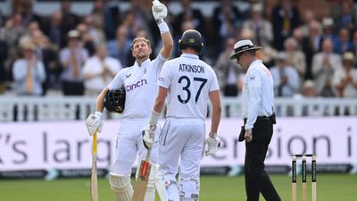 ENG vs SL: श्रीलंका पर भारी पड़ी जो रूट की 143 रन की पारी, इंग्लैंड ने पहले दिन 7 विकेट गंवा बनाए 358 रन, एटकिंसन भी शतक के करीब पहुंचे शतक ठोकने के बाद भगवान का शुक्रिया अदा करते जो रूट